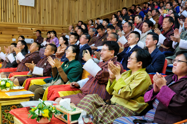 圖片2：嘉賓，駐印度使館臨時(shí)代辦馬珈、公使銜參贊王新明、國(guó)家委員會(huì)主席、國(guó)民議會(huì)議長(zhǎng)等觀看演出_副本.png